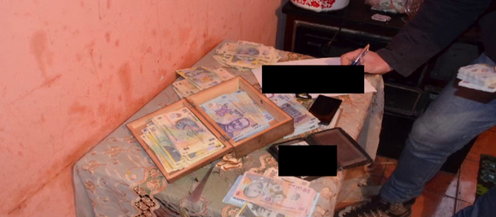 Copii tinuti sclavi de camatari in Mures, daca parintii nu-si plateau datoriile. Cinci persoane au fost retinute