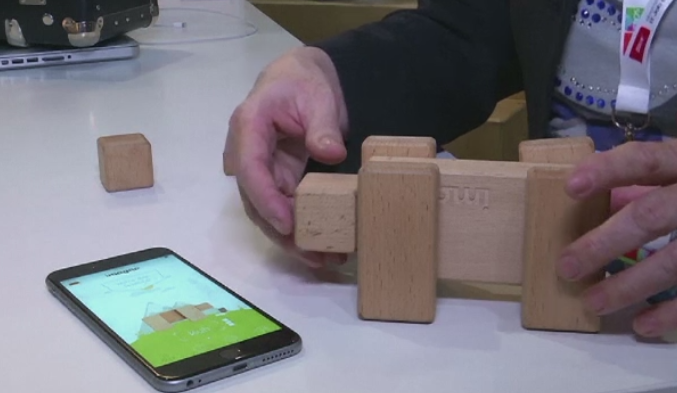 Jucarii interactive, care imbina traditia cu tehnologia, la Salonul de la Hanovra. Formele de lemn "inteligente" pentru copii