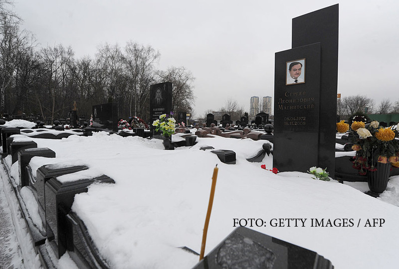 Moarte suspecta in Rusia. Un avocat care apara doi critici ai lui Putin a cazut cinci etaje in timp ce ridica o cada de baie