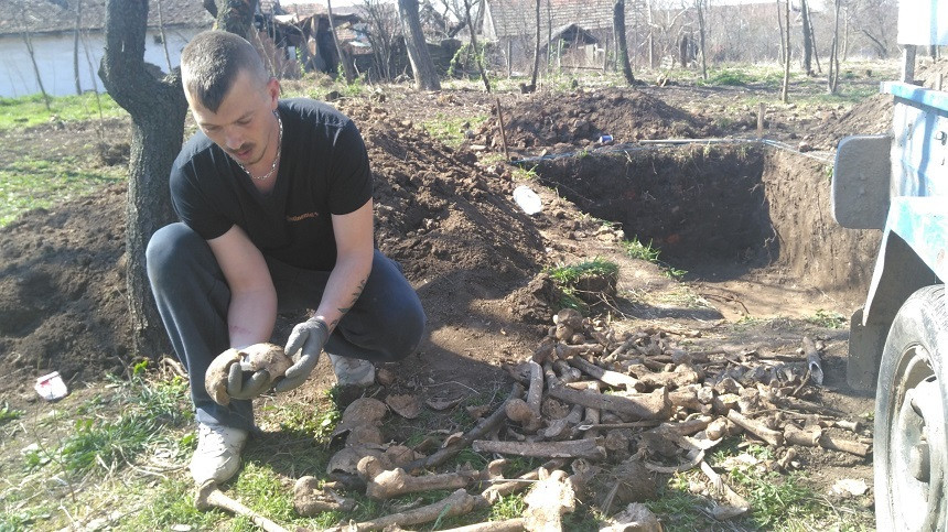 Descoperire macabra intr-un sat din Arad. O familie care isi renova casa a dat peste un adevarat cimitir
