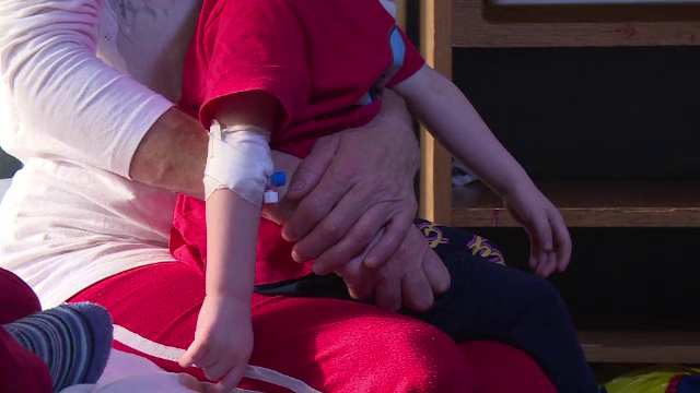 Un baietel de doi ani din Prahova a ajuns de urgenta in Capitala dupa ce a inghitit otrava pentru sobolani. Care e starea lui