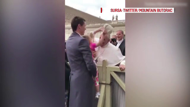 O fetita a fost filmata cand i-a "furat" boneta Papei. Reactia suveranului pontif