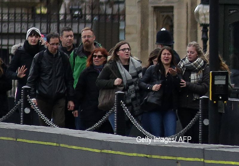 Imagini surprinse de un martor la cateva minute dupa atacul din Londra. Politist: "Fugiti! Adapostiti-va, acum!" VIDEO