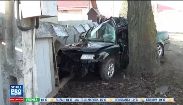 Un barbat de 30 de ani a murit dupa ce a intrat cu masina intr-un copac. Fiul sau de 7 ani se afla in autoturism