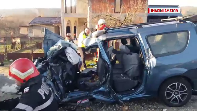 Tragedie in Arges dupa ce o masina si un TIR s-au izbit violent intr-o curba. Doi oameni au murit