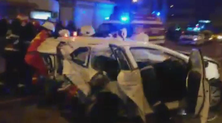 Accident grav la Iasi. Momentul in care un avocat care circula cu viteza mare a spulberat o masina oprita la semafor