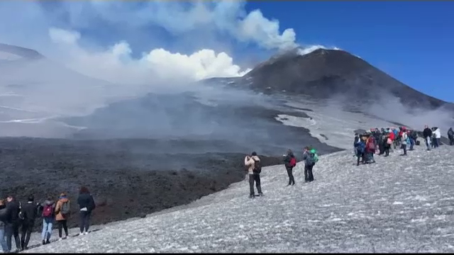 Fenomenul rar care a provocat explozia de lava a vulcanului Etna. Specialistii spun ca zapada a provocat deflagratia