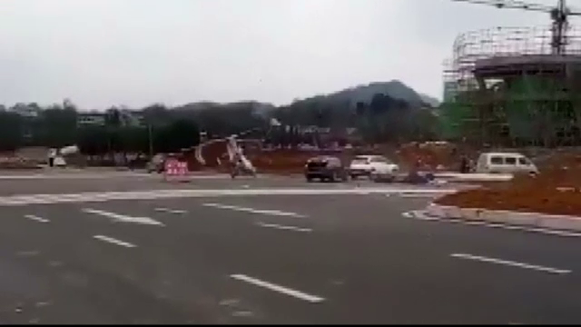 Un avion de mici dimensiuni a ratat aterizarea, in China. Momentul a fost surprins de camere