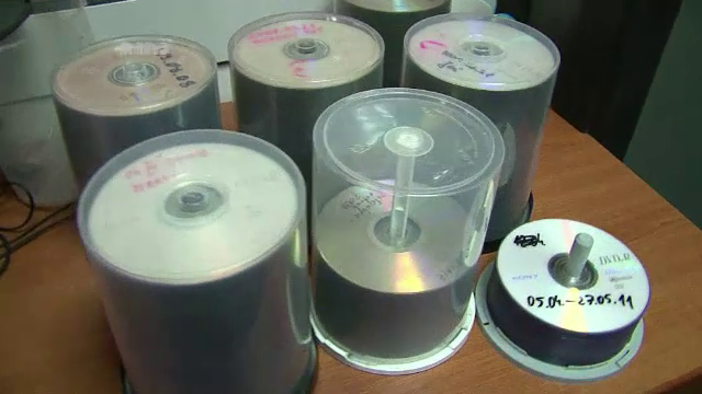 Zeci de mii de materiale pornografice cu minori, gasite in casa unui barbat de 42 de ani din Satu Mare. Ce facea cu ele