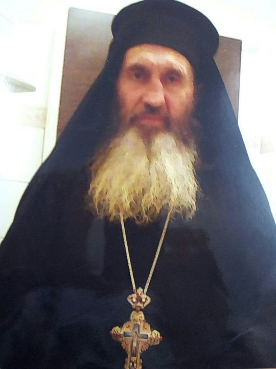 Un barbat care pretindea ca e preot si "sfinteste" bijuterii, retinut de politisti in Bucuresti. Ce au gasit in locuinta lui