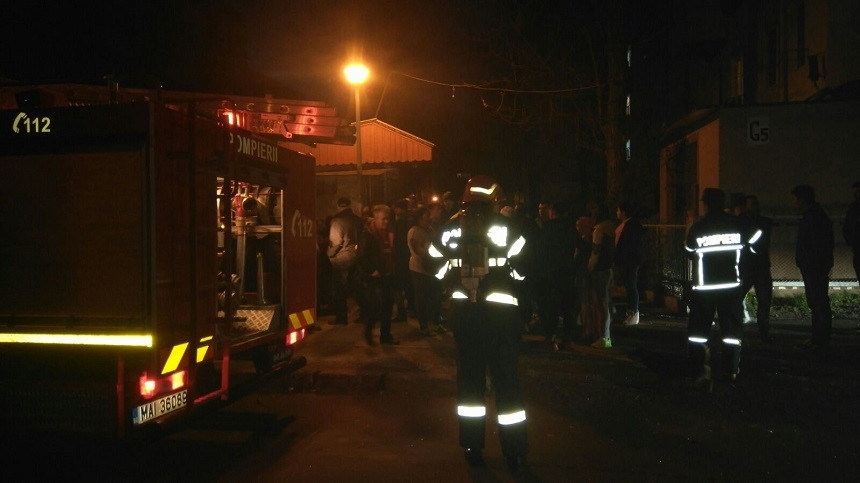 Incendiul dintr-o garsoniera din Rovinari, stins de pompieri. Trupul unui barbat de 37 de ani a fost gasit carbonizat