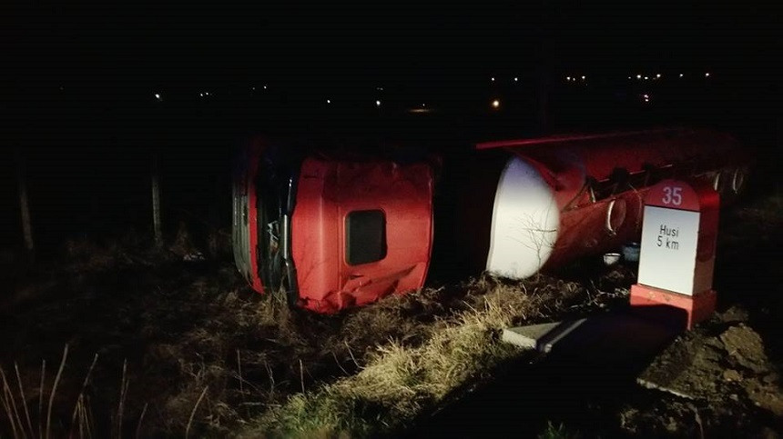 O cisterna cu 32 de tone de motorina s-a rasturnat langa Husi. Pompierii intervin in zona cu mai multe echipaje