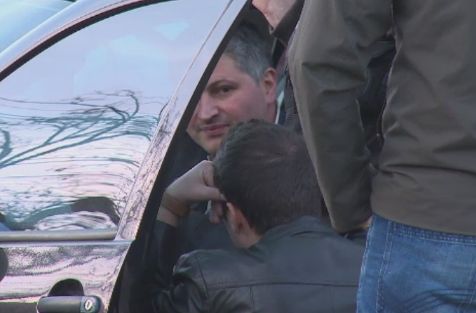 Perchezitii la Biroul de Inmatriculari Prahova. Un angajat e banuit ca primeste bani sa sara persoane peste coada