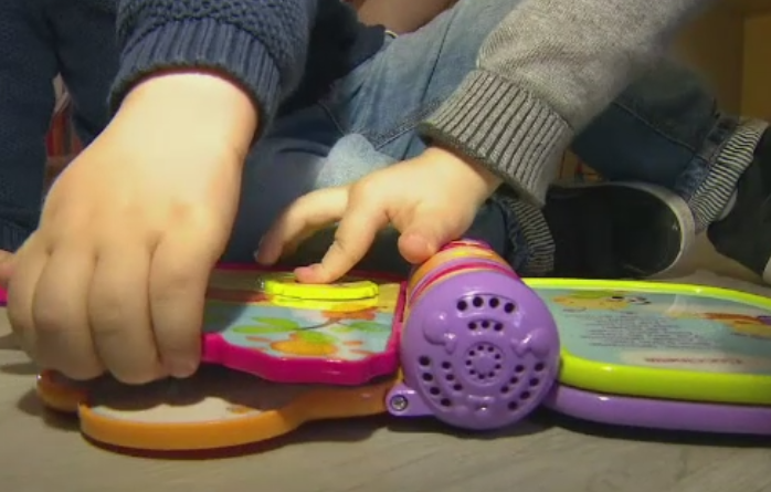 Un baietel de 4 ani din Marea Britanie si-a salvat mama de la moarte cu ajutorul telefonului