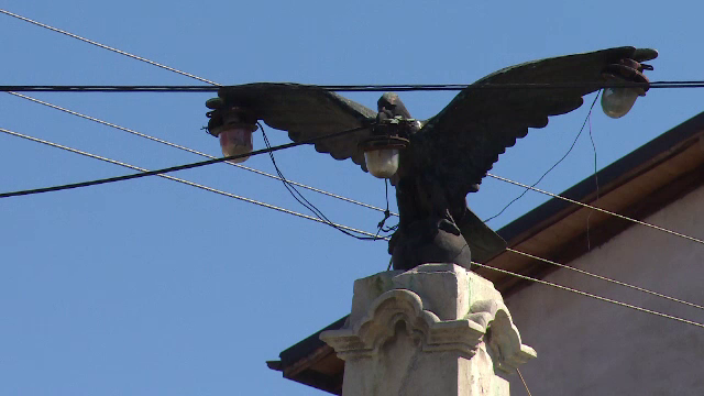 Monument istoric ce reprezinta un vultur, devenit stalp de iluminat public, in Prahova. "E frumos si se vede mai bine"