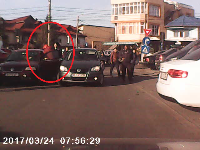 Sofer batut pentru un loc de parcare in Bucuresti. Un utilizator www.stirileprotv.ro a surprins imaginile in trafic. VIDEO