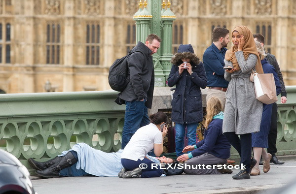 Prima reactie a femeii acuzata ca a trecut indiferenta pe langa victimele atacului din Londra. Ce facea cu telefonul