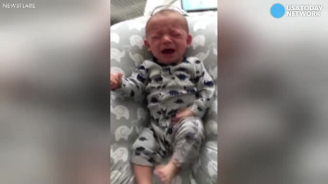 Unui bebelus i s-a facut dor de mama lui si plangea fara oprire. Ce solutie a gasit tatal copilului