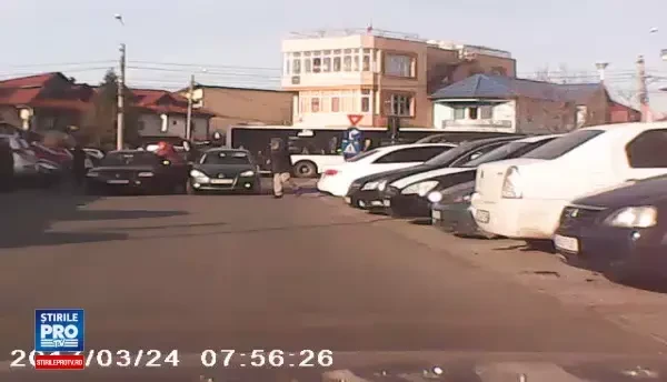 Sofer batut pentru un loc de parcare in Bucuresti. Un utilizator www.stirileprotv.ro a surprins imaginile in trafic. VIDEO