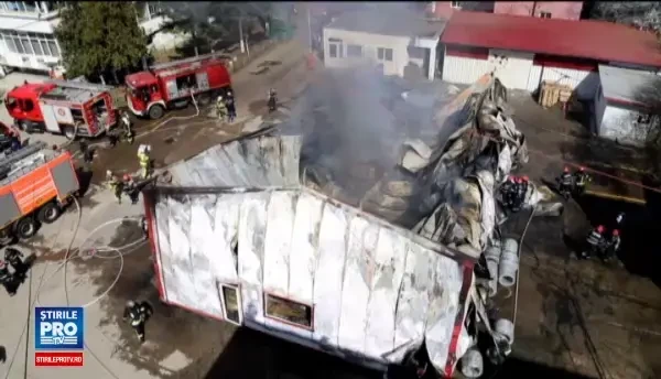 Incendiu la un complex industrial din Sectorul 3 al Capitalei: 10 masini de pompieri au intervenit, cladirea s-a prabusit