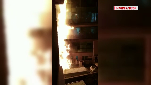 Un incendiu puternic a mistuit fatada unei cladiri de birouri din Brasov. Mai multi angajati se aflau in cladire