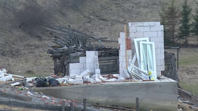 Casa furata bucata cu bucata intr-o comuna din Bistrita-Nasaud. Localnic: "Romanii cred ca au in sange. Nu mai zic nimic"