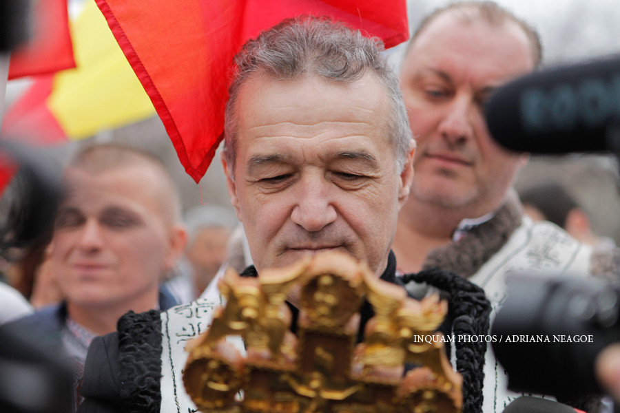 Gigi Becali, in fruntea "Marsului pentru viata" din Capitala. "Avortul este crima si este impotriva lui Dumnezeu"