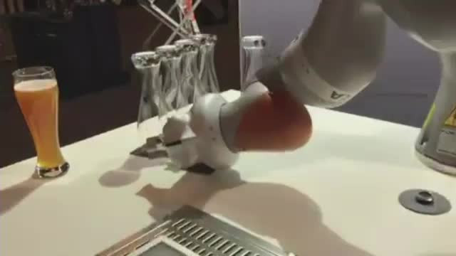 Robotul-barman, prezentat la un targ din Marea Britanie. Cat dureaza ca sa iti ofere o halba de bere