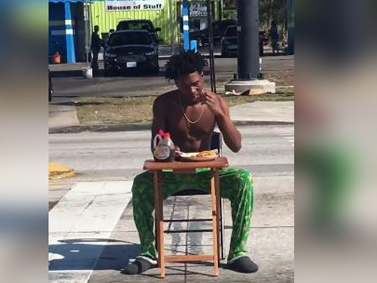 Un tanar de 21 de ani a fost filmat in timp ce manca clatite pe o trecere de pietoni, in plin trafic. Ce au decis politistii