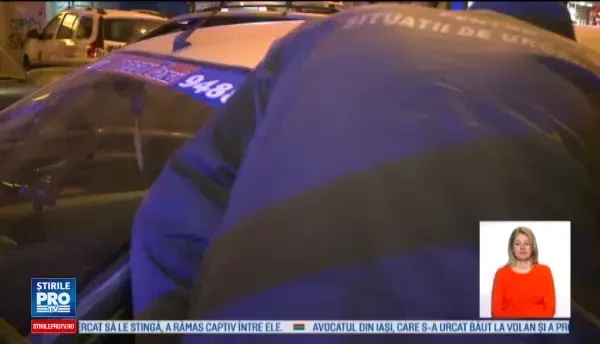 Un taximetrist din Capitala a fost batut de doi clienti. Incercand sa scape, barbatul a accidentat un motociclist
