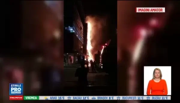 Un incendiu puternic a mistuit fatada unei cladiri de birouri din Brasov. Fum gros, zburau tigle, era dezastru