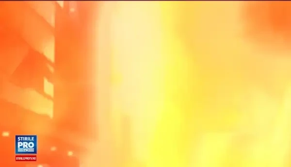 Un incendiu puternic a mistuit fatada unei cladiri de birouri din Brasov. Mai multi angajati se aflau in cladire