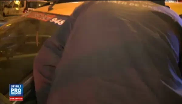 Un taximetrist din Capitala a fost batut de doi clienti. Incercand sa scape, barbatul a accidentat un motociclist