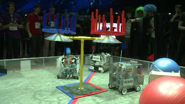 Meci intre roboti la Campionatul National de Robotica pentru licee. Primele trei echipe merg la finala mondiala din America