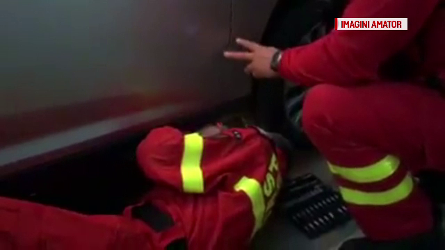 Ce au gasit 2 asistenti de la SMURD Galati in caroseria salvarii. Daca ar fi plecat la interventie s-ar fi produs o tragedie