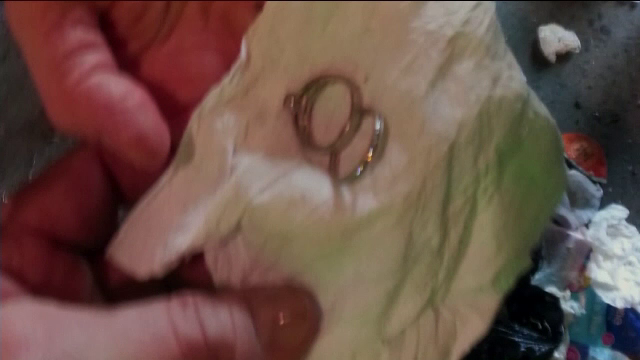 O femeie din New York si-a aruncat din greseala inelul de logodna si verigheta. Ce s-a intamplat cand a vrut sa le recupereze