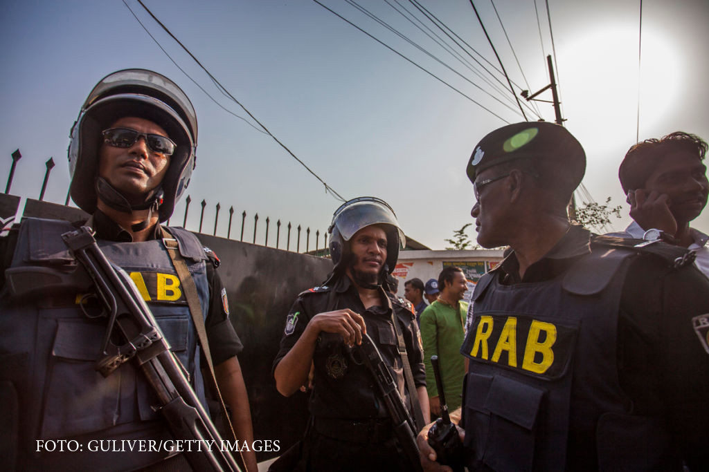 Dublu atentat sinucigas, in Bangladesh, in cursul unei operatiuni anti-teroriste. Statul Islamic a revendicat masacrul
