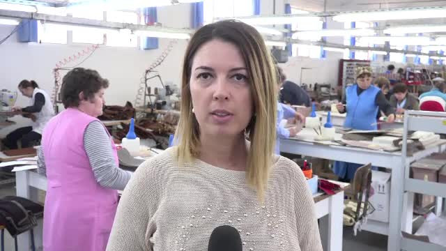 Romanii, greu de convins sa renunte la traitul din ajutoare sociale. "Toate domeniile plang dupa forta de munca"