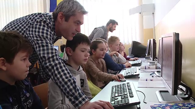 Mai multe scoli din Cluj au introdus ca disciplina optionala, pentru elevii de clasa a 4-a, programarea. Ce invata copiii
