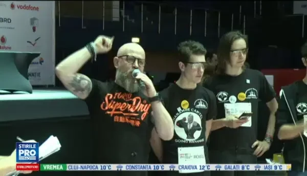 Meci intre roboti la Campionatul National de Robotica pentru licee. Primele trei echipe merg la finala mondiala din America