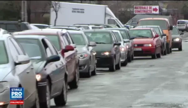 Protest inedit pe un drum plin de cratere de langa Iasi. Un tanar a venit cu lanseta ca sa pescuiasca in gropi
