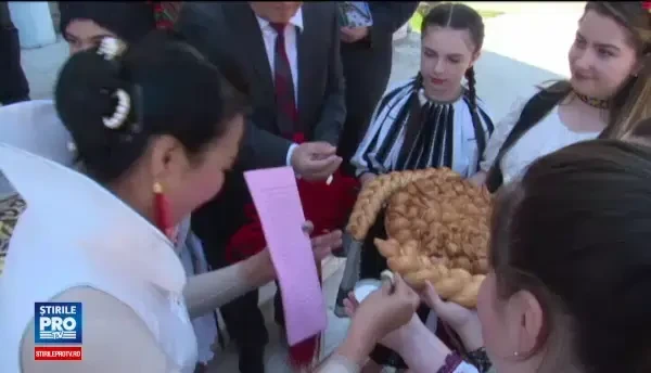 18 chinezi, tratati regeste in Govora dupa ce s-a crezut ca sunt investitori. Primar: Inspirati un pic. Este? E ceva?