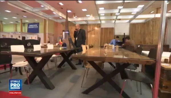 Designerii romani au inceput sa transpuna motive folclorice in piesele de mobilier. Lucreaza cu lemn vechi de 160 de ani