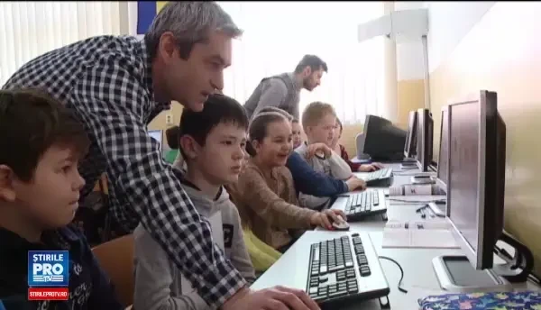 Mai multe scoli din Cluj au introdus ca disciplina optionala, pentru elevii de clasa a 4-a, programarea. Ce invata copiii
