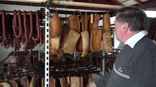 Cum se pregatesc comerciantii de produse traditionale, pentru Paste. Oamenii ajung sa isi faca programare la afumatoare