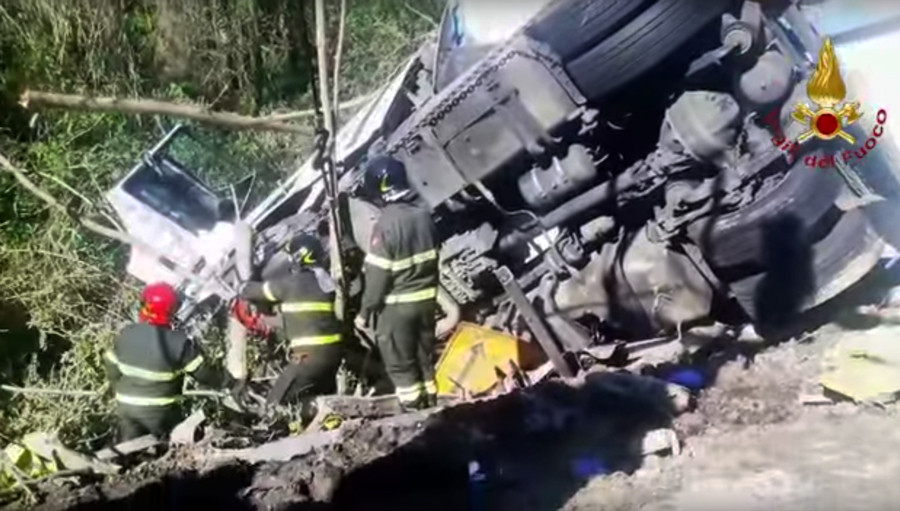 Un sofer roman de TIR a provocat un accident grav in Italia. Doi muncitori care reparau autostrada au fost ucisi. VIDEO