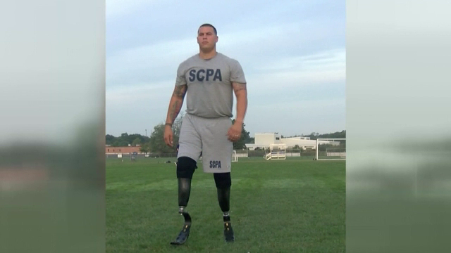 Singurul politist cu handicap din SUA este un barbat de 28 de ani. Cum si-a pierdut ambele picioare, in 2001