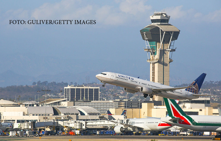 O fetita de 10 ani a fost data jos dintr-un avion din cauza tinutei. Linia aeriana nu permite nici macar "blugi rupti"