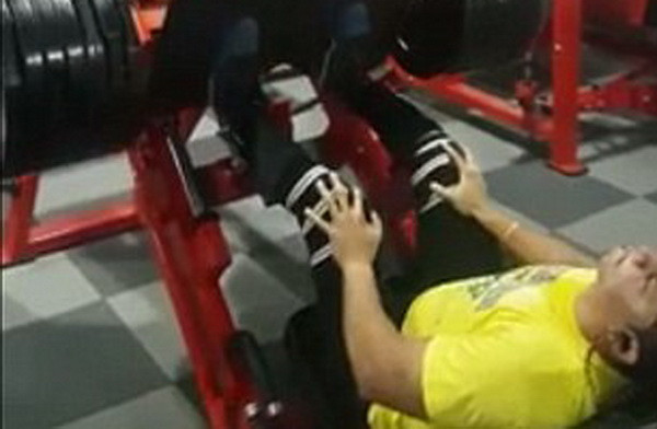 A vrut sa ridice o greutate prea mare, iar ce a urmat e infiorator. Ce s-a intamplat cu picioarele barbatului. VIDEO