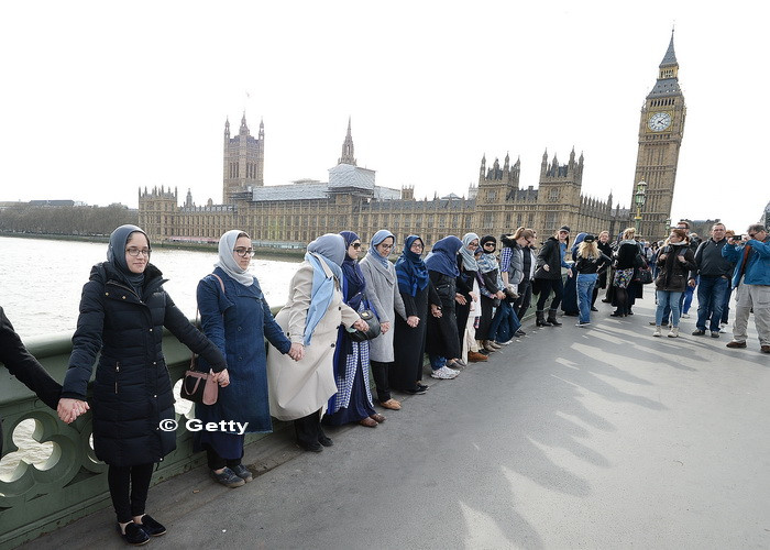 Gestul facut de un grup de femei musulmane pentru a-si arata solidaritatea fata de victimele atacului din Londra